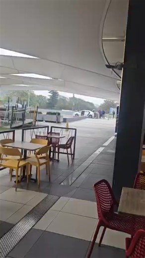 𝗕𝗲 𝘃𝗶𝗴𝗶𝗹𝗮𝗻𝘁, 𝗮𝗻𝗱 𝗯𝗲 𝘀𝗮𝗳𝗲! 📣 Heavily armed suspects storming a courier delivery in broad daylight at Pinecrest Mall, Pinetown earlier today and loading stolen cellphone boxes into a getaway vehicle while stunned shoppers look on. It's the wild west out there, be safe. 😬 𝗔𝘀 𝗥𝗲𝗰𝗲𝗶𝘃𝗲𝗱 via WhatsApp Community Group | See Upper Highway