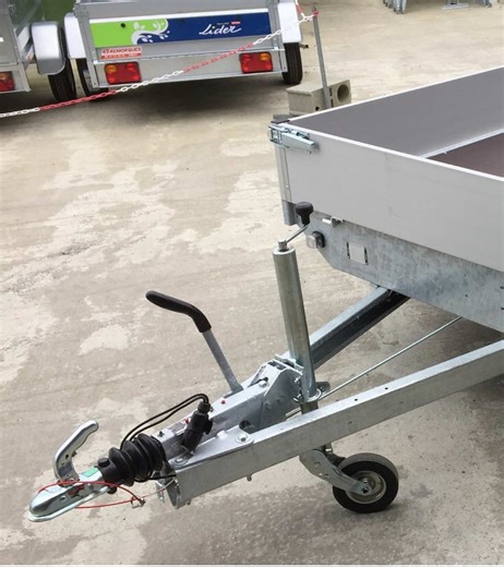 Remorque plateau EDUARD – 311 x 160 x 30 cm – PTAC 2000 kg – Double essieu freiné La remorque EDUARD 3116-4-PB30-200-63 est un modèle robuste, fiable et modulable, conçu pour répondre aux besoins des professionnels comme des particuliers exigeants. Avec ses dimensions utiles de 311 x 160 cm, ses ridelles aluminium de 30 cm, un PTAC de 2000 kg et ses deux essieux freinés, elle permet le transport sécurisé de charges lourdes et volumineuses. Grâce à une hauteur de plancher de seulement 63 cm, le c