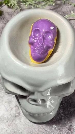 Name the melted wax colour at the end. Keep it spooky and halloweeny! Anyone else feeling Halloween is coming vibes? #spookyseason #halloween #reels #waxmeltsobsessed #waxmeltsforsale #wax | Bubba Rocks Media