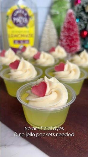 Healthy & kid friendly grinch "jello" cups! No artificial dyes + no junk filled jello packets needed