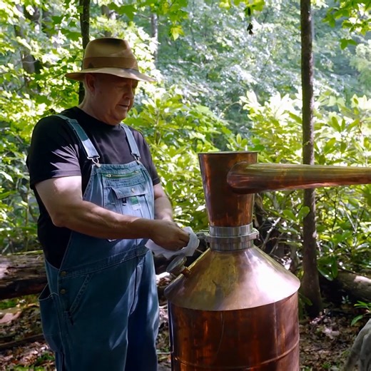 Mark and Digger are facing a new threat in the backwoods, and they refuse to get outshined 😳 Don't miss a new #Moonshiners tonight at 8P on Discovery! | Moonshiners