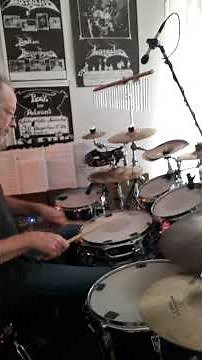 Free rhythm, 93 bpm, with fast Paradiddle breaks