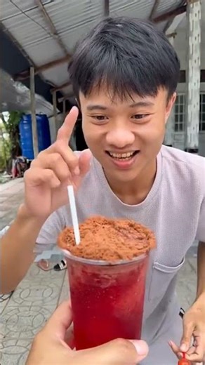 Ly kem màu nâu và hai cây kẹo trái cây#shorts