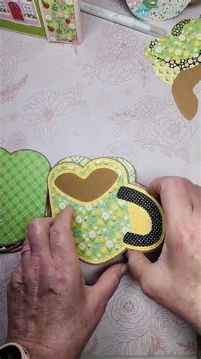 Making bee notebooks with Heart Mug Mini Album kit #crafting #diy