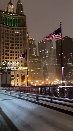 Chicago Dream Drive: Nighttime Views of the City