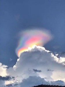 292K views · 2.6K reactions | Un magnifique "arc-en-ciel de feu" (arc circumhorizontal) dans le ciel de Singapour, un phénomène très rare ! Cet effet a lieu quand la lumière du Soleil se réfracte sur des cristaux de glace spécifiques des cirrus (un type de nuage présent dans la couche supérieure de la troposphère) en haute altitude.   Plus de vidéos sur notre chaîne YouTube ! ➡️ https://youtube.com/trustmyscience Crédits : ViralHog | Trust My Science | Facebook
