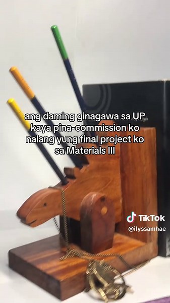 naka 2,500 ako pero k lang atleast hindi ako yung gumawa🤓ACTUALLY yung plate talaga na to, is we just need to design the wood product, provide technical drawings with exact measurements then need namin mag collab with a manufacturer or fabricator na gagawa ng physical product, gets vah #updcfa #upd #iska #finearts #finals
