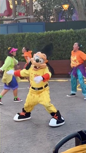 MAX stole the whole Not-So-Scary show and he KNOWS it#mnsshp