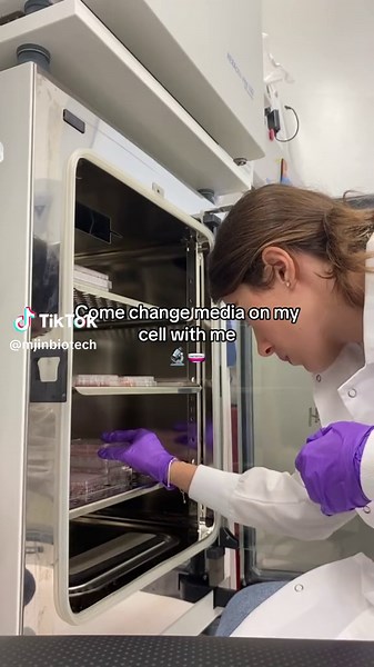 Change media with me 🧫 Media is the food that cells need to keep on surviving! Every cell type has different media, with different nutrients. Also different cell types have different amount of media changes you should do 🔬 Media change is just a crucial cell culture technique I do on a daily basis 🧫 How often do you change media? 🧬 🧬 🧬 #cellculture #cellmedia #labwork #lablife🔬 #lablife #biotech #biotechlab #biotechusa #biotechboston #biotechjobs #stemeducation #stemcell #stemcelltechnolo
