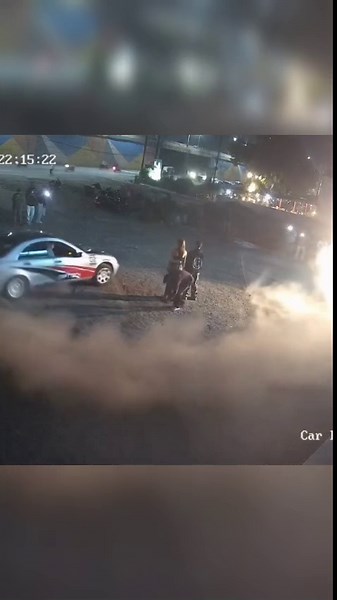 Indore Car Stunt Viral Video : रील बनाने की सनक में पल-पल मौत को दावत दे रहे थे युवक-युवती, बीच मैदान में कार स्टंट का खौफनाक खेल, देखें वीडियो