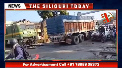 𝗩𝗶𝗿𝗮𝗹 𝗩𝗶𝗱𝗲𝗼 : Train and truck collide on railway track in Jharkhand #train #truck #railwaytrack #jharkhand #viralvideo #thesiliguritoday | The Siliguri Today