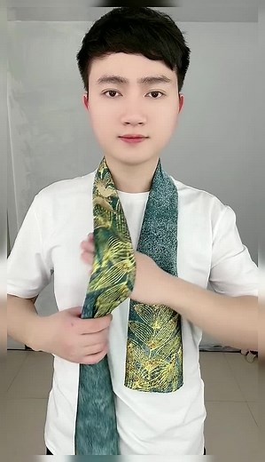 #howtotiescarf #howtostylescarf #scarftutorial #tiescarf #scarfstylechallenge #styleinspo #scarftrick #scarf #fashiontips #fypシ #fashionhacks #wraptips #elegant