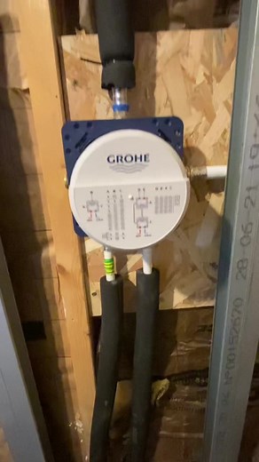 Installation d'une colonne de douche encastrée