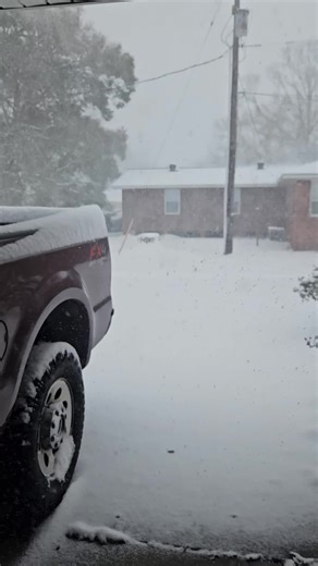 This is insane. #batonrouge #Louisiana #snow