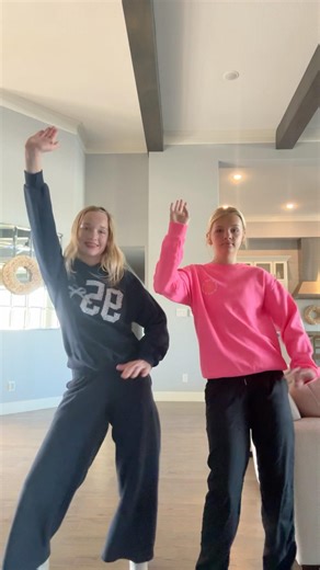 ayeee 🤩 @audreeann3 #viral #fyp #dance #sisters #trendy #sub #like #music #hoodie ‪@pinkpalmpuff‬