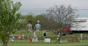 Ohio Halloween display cheers up woman with cancer