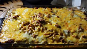 Woke up craving this super cheesy Layered Baked Spaghetti. Pair it with a salad & breadsticks and you're good to go! Recipe: http://iheartrecipes.com/layered-baked-spaghetti/ | I Heart Recipes