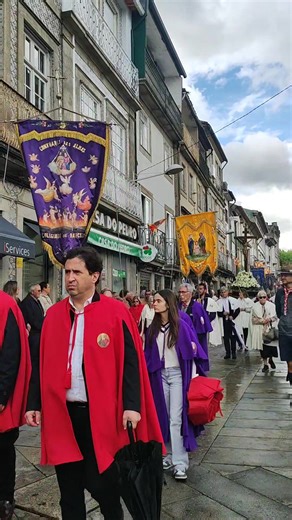 A Procissão das Cruzes, é o ponto alto das celebrações. As 89 cruzes das paróquias do concelho barcelense passam pelas principais ruas do centro histórico da cidade de Barcelos, incorporadas na ‘Procissão da Invenção da Santa Cruz’, perante milhares de fiéis e curiosos. Município de Barcelos Festa das Cruzes de Barcelos Barcelos Popular | Até brilhas