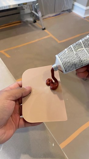 Woodworking Wednesday 🎨👨‍🎨 . We like using bondo and red bondo glazing to repair holes and dents, the next step is sanding and cleaning before the second coat of primer #woodworking #painting #chicagopainter #wood #repair #furnitureflip #interiordesign #prep #day #detailing #pintura #madeira #antesedepois #disenointerior #chingon #buenodias