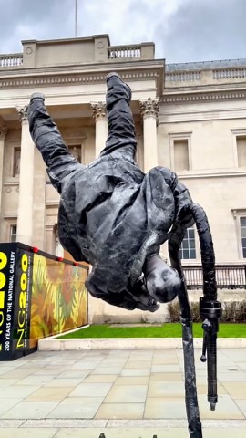 Street Acting with public interaction and reactions 26. #floating #performer #art #work