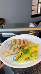 Idea de desayuno fácil y rápido ✨🤩 Mi Griddler® Elite GR-300 de Cuisinart® me facilita todo el trabajo en la cocina 🤩🔥 Salsa de cilantro 🌿 Opción 1 • Yogurt griego • Cilantro • Especias: ajo, orégano, limón, pimienta, sal y paprika Opción 2 • Mayonesa • Cilantro • Especias: ajo, orégano, limón, pimienta, sal y paprika Preparación (ambas opciones): Coloca todos los ingredientes en la licuadora y bate hasta obtener una salsa homogénea y cremosa. . @cuisinartlatam #Cuisinart #CuisinartLatam #Mo