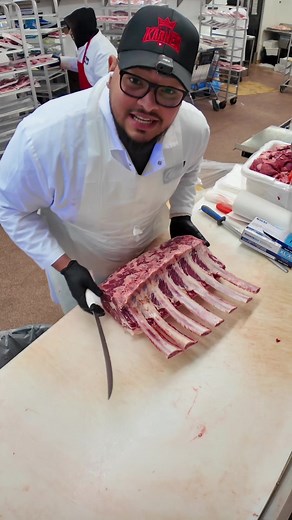 TOMAHAWK en la casa! 🥩🔥 Del empaque a la sierra, te enseño la maestría detrás de este corte premium. ¡No te pierdas el secreto de KingKarnes para un corte perfecto! 🔪💥 #KingKarnes #ButcherLife #Tomahawk