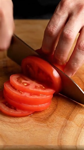 Ultra Juicy Tomato Slices Up Close