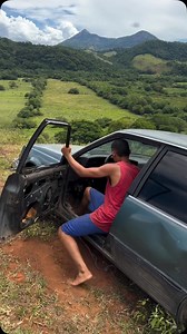 399K views · 2.4K reactions | CARRO MORRO ABAIXO O carro desceu na hr errada  . : @reserva_sandrin #foryou #fyp #carro #viral #feed #viralvideo #viralpost | Portal R1 Rondônia | Facebook