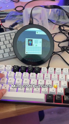 Running Minecraft on a raspberry pi 5 on a circle 720x720 screen. It looks so cool 😤 #minecraft #hardware #raspberrypi #electronics #cyberdeck