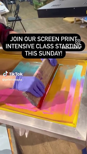 Want to screen print but don’t know where to start or need to freshen your skills ? Join our silkscreen intensive class and learn to print at our studio! Four class sessions starting this Sunday from 6:30-9pm cover the full screen printing process from design prep, to ink choices and final print execution ! # 💥 this class is great for all experiences levels and ages 16 💥 Link in bio to register, spots are limited ! www.theprintshopla.com #ScreenPrinting #Silkscreen #Art #Printing #Printmakers 