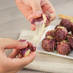 593K views · 5K reactions | [#CookyVideo - Tạm gác công cuộc giảm cân chỉ vì BÁNH KHOAI LANG TÍM PHÔ MAI giòn giòn, béo ngậy 燎] Cách làm: https://app.cooky.vn/share/4eLo Ăn một viên là lại muốn ăn hoài chỉ vì lớp vỏ giòn giòn bao lấy phô mai đã ơi là đã! Tạm gác lại công cuộc giảm cân rồi vào bếp thôi chứ đợi gì nữa nào! | Cooky | Facebook