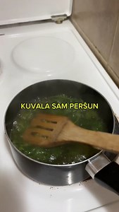 161K views · 7K reactions | Koliko je peršun dobar za naše lice? I da li ste nekada probali ovaj recept?  Prirodno izbeli fleke, smanji pore i umiri upale. Koža zablista bez šminke. Isprobaj moć peršuna i zaljubi se u ogledalo! A obavezno posle ove nege sa peršunom, namažite kremu i serum sa vitaminom C.  | Angel therapy | Facebook