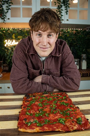 Pizza in teglia romana 🍕 La pizza della tradizione, quella rossa con solo il pomodoro, io questa me la gioco con qualsiasi cosa… non passa mai di moda e la mangeresti a qualsiasi ora. Fina e scrocchiarella proprio come piace a me Impasto per 2 teglie 40x30 - 500gr farina “00” con W300 - ⁠370ml acqua - 6gr lievito fresco - ⁠10gr sale - 15ml olio evo Sciolgo il lievito in 300ml di acqua e inizio ad impastare. Dopo un minutino aggiungo il sale. Quando l’impasto è liscio metto a filo e in più volte