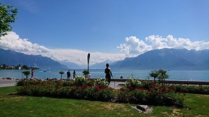 【ヴヴェイ】レマン湖の穏やかな港町へ、クルーズ船でアクセス。ヴヴェイの観光マップとチャップリン。｜Slow Travel Swiss Alps