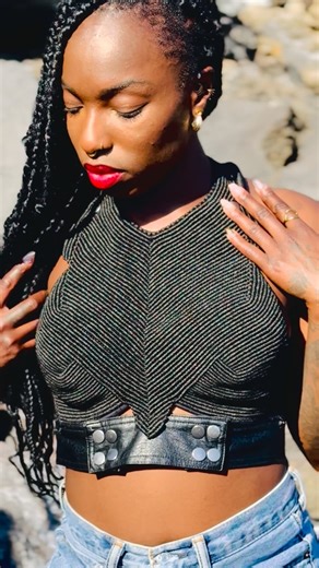 Elvy & 𝔈𝔩𝔳𝔶 𝔭𝔬𝔲𝔯 𝔩𝔢𝔰 𝔪𝔞𝔠𝔯𝔞𝔪𝔢𝔰 | Artiste | Créatrice | Macramé on Instagram: "Top noir en macramé by myself. J’adore les avant/apres quand tu vois le résultat final après des heures et des heures 🥲 J’avais réalisé cette vidéo sur la magnifique île de Tenerife 🏝️☀️ ⇰ Si toi aussi tu souhaites ta création contact moi _________________________________ 𝑰𝒏𝒔𝒑𝒊𝒓𝒆 𝒕𝒐𝒊, 𝒏𝒆 𝒓𝒆𝒄𝒐𝒑𝒊𝒆 𝒑𝒂𝒔... 𝑹𝒆𝒔𝒑𝒆𝒄𝒕𝒆 𝒕𝒐𝒊 ! 𝐓𝐨𝐮𝐭𝐞𝐬 𝐫𝐞𝐩𝐫𝐨𝐝𝐮𝐜𝐭𝐢𝐨𝐧𝐬 𝐞𝐬𝐭 𝐢�