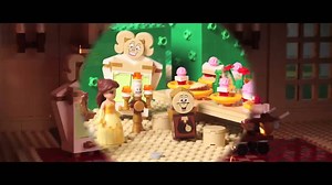 Begleitet Belle auf ihrer Entdeckungsreise durch das Labyrinth und lernt ihre verzauberten Freunde kennen. #LEGODisneyPrincess | LEGO