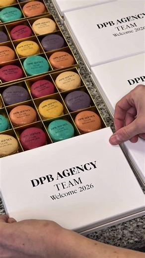 Préparation de nos coffrets de macarons personnalisés pour la soirée Galette des Rois de DPB Agency✨ Du logo au choix des saveurs, chaque détail compte pour rendre vos événements uniques. Merci à DPB Agency pour leur confiance ! 🤝