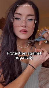 Easiest self protection spell ✨💅 Your hair is an extension of yourself and can often be used in a variety of spell work within witchcraft such as love & protection. Incorporating it into simple protection spells is a great way to ensure you’re protecting yourself against negativity & harm. You can always add others too, just ask for their permission first before you go cutting people’s hair! 👉🏻For more spell work follow @mysticprimrose ✨ 👉🏻For witchcraft supplies visit www.mysticprimrose.co