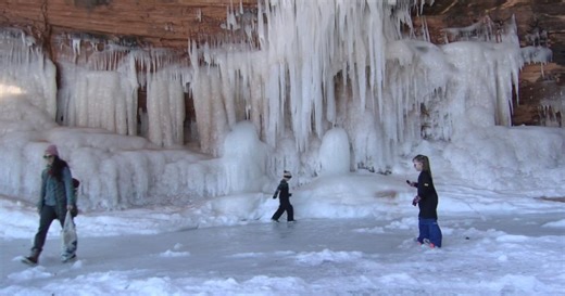 Thousands flock to witness stunning Apostle Island Ice Caves