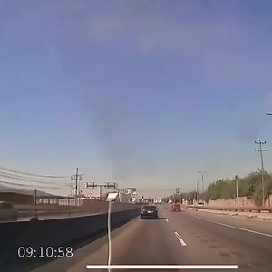 1.2M views · 6.4K reactions | ⚠️ | Reportan accidente sobre la carretera a Laredo a la altura del Campo Militar, un tráiler que viajaba a exceso de velocidad pierde el control y choca de lleno contra el puente, afortunadamente no hubo vidas que lamentar. | Escobedo Ahora | Facebook