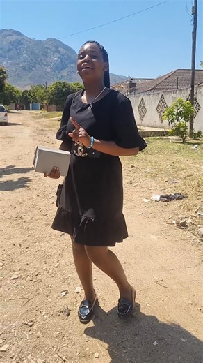 Mwari vari mubatsiri musikana arikurumbidza Musiki nezuro akamomoterwa nenyuchi muroad akarumwa mumusoro nemaoko asi ndotenda Mwari amuka arinani....thanks mai Mikie my church mate nekubatsira Mwana Mathias Mhere | Mai Sara