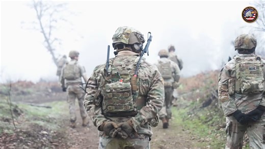 美国陆军第5安全部队援助旅在华盛顿州的刘易斯-麦科德联合基地进行分队实弹战斗训练