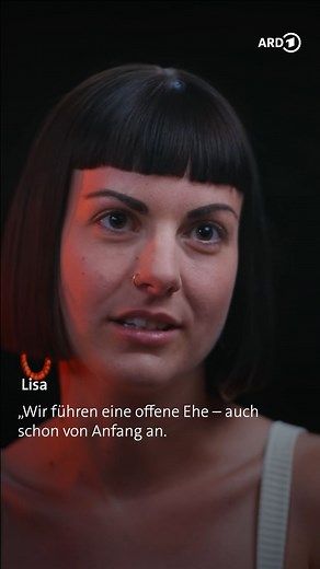 ARD Mediathek on Instagram: "Offene Ehe: verheiratet und Dates mit anderen? „Wir führen eine offene Ehe schon von Anfang an.“ Als Lisa Chris kennenlernt, hat er gerade eine Beziehung hinter sich und keine Lust auf eine weitere monogame Beziehung. Ziemlich spontan beschließen sie, gemeinsam auf eine sexpositive Party zu gehen. Dort entdecken sie eine neue Welt, in der sie sich ausprobieren und experimentieren können – gemeinsam. Mithilfe von Dating-Apps und Partys finden die beiden nach und nach