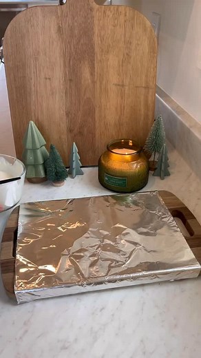 Literally obsessed with these snow globes!! All you need is Oreos, white chocolate, Reese’s and the edible icing cake topper! #christmas #christmasdecor #christmastree #christmassnacks #christmasideas #christmasrecipes #christmasdessert #christmasdesserts #kidssnacks #kidssnackideas #kidssnack #funkidsfood #christmasfood #christmasparty #chocolatedessert #meltedchocolate #christmastime #mostwonderfultimeoftheyear #sahm | Thefarmhousepages