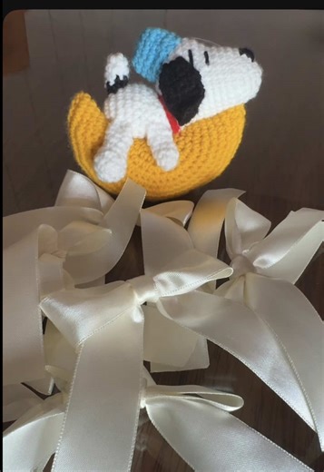 El tutorial que NO pediste, pero que claramente necesitabas. 🎀🙄 ¿Vas a seguir entregando esos nudos que parecen hechos con los pies o vas a aprender a hacer un lazo digno de Guadalupe Amigurumis? Aquí te lo explico como si tuvieras 5 años para que no haya pierde. Paso 1: Deja de quejarte. Paso 2: Envuelve tus dedos, pasa un extremos d ella cinta por debajo hacia atrás, luego tráela hacia adelante insertándola en el orificio creado y jala con firmeza (sin miedo al éxito). Paso 3: Sella esas pun