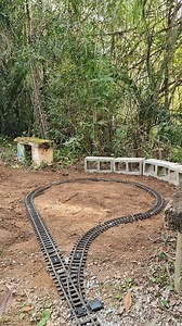 🇧🇷 O que é uma "pêra ferroviária" (ou reverse loop)? Na ferrovia real, uma "pêra" é uma configuração de trilhos que permite ao trem inverter seu sentido de marcha sem precisar dar ré. É especialmente útil em ramais ou pátios onde não há como fazer manobras longas. ⠀ Na ferrovia de jardim, essa mesma configuração pode ser usada — mas com um detalhe importante: em ferrovias de corrente contínua (DC), a pêra pode gerar curto-circuito, pois os trilhos acabam conectando os polos positivo e negativo