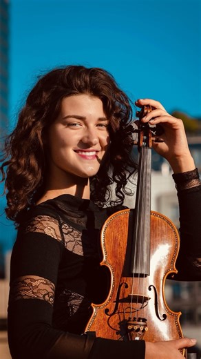 Classical Music Reels on Instagram: "Anhelina Todoriko (@angel_violin) performs Bach’s Toccata and Fugue in D Minor on violin, a piece originally written for organ. She executes lightning-fast arpeggios, complex bowing, and precise vibrato, translating the dramatic power of the organ to a string instrument with full technical mastery. The performance is filmed outdoors at the Fairmont Empress Hotel in Victoria, BC, during golden hour, providing a visually stunning backdrop that highlights the te