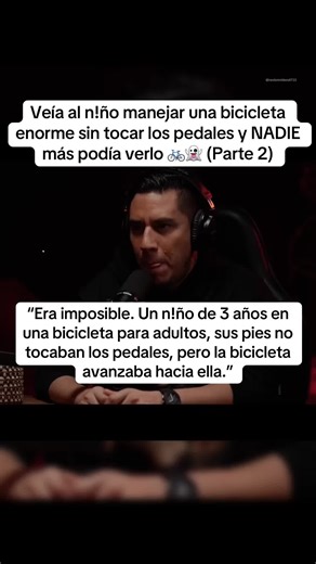 La persecución apenas comenzaba. Al día siguiente, camino al trabajo, la joven vio de nuevo al siniestro niño. Esta vez iba montado en una bicicleta gigante, gritando “¡Vendo pan!” para llamar su atención, aunque no llevaba nada. Lo más espeluznante fue darse cuenta de que la gente a su alrededor actuaba como si el n!ño no existiera; solo ella podía verlo. En una mano sostenía el manubrio y en la otra, las malditas monedas de oro brillando para tentarla. #terror #fyp #historiasdeterror #misterio