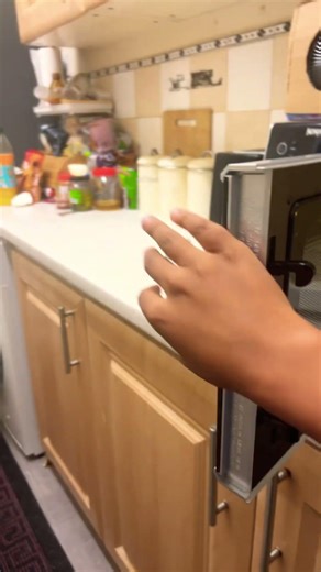 How to open/close microwave door