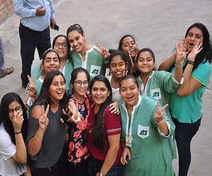 CBSE Class 10th Result 2019 Toppers में 97 छात्र-छात्राएं, पश्चिमी UP का दबदबा; Watch VIDEO - CBSE Class 10th Result 2019 Toppers List 13 Student at first position 25 at Second position and 59 at Third Position Watch VIDEO